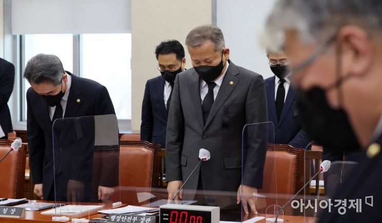 윤희근 경찰청장과 이상민 행안부 장관이 1일 국회에서 열린 이태원 참사 관련 긴급 현안보고에 출석, 희생자를 위한 묵념을 하고 있다./윤동주 기자 doso7@