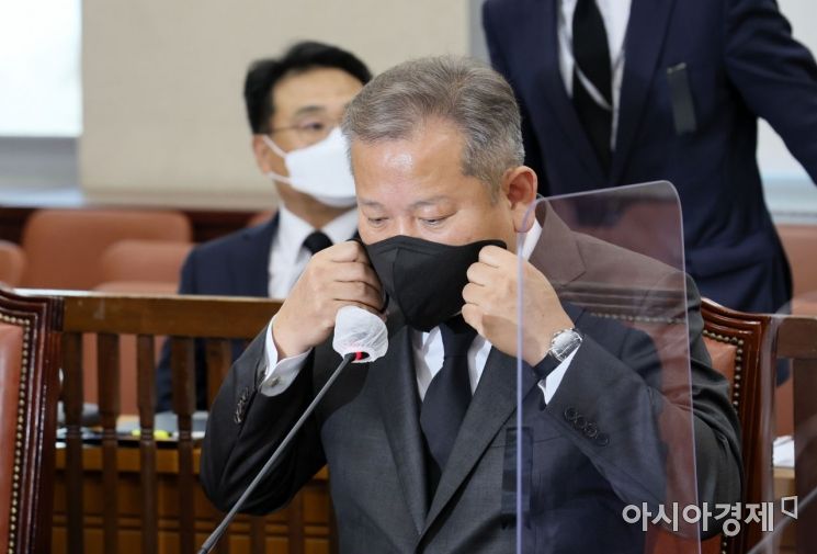 이상민 행정안전부 장관이 1일 국회에서 열린 이태원 참사 관련 긴급 현안보고에 출석, 흰색 마스크를 검정색 마스크를 교체해 착용하고 있다./윤동주 기자 doso7@