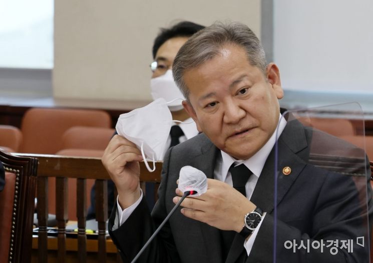 이상민 행정안전부 장관이 1일 국회에서 열린 이태원 참사 관련 긴급 현안보고에 출석, 발언을 위해 마스크를 벗고 있다./윤동주 기자 doso7@