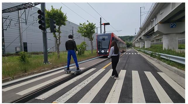 "철로에 사람이 있으면 스스로 멈춘다"…자율주행 트램 개발