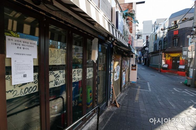 이태원 대형 압사 참사로 인한 국가애도기간이 이어지고 있는 2일 서울 용산구 이태원 일대가 한산한 모습을 보이고 있다. 이태원관광특구연합회는 이태원 참사 추모를 위해 회원상인들에게 오는 5일까지 임시휴업을 권고했다./강진형 기자aymsdream@