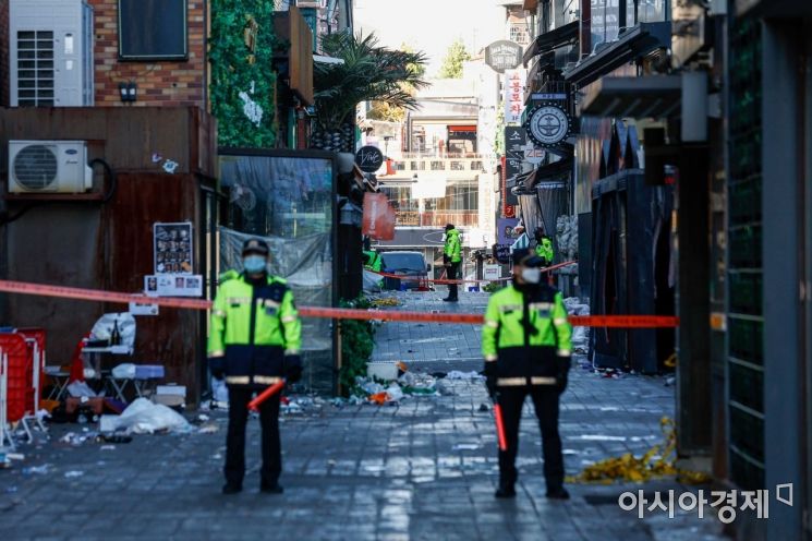 경찰, 이태원 '토끼 머리띠' 남성 참고인 조사