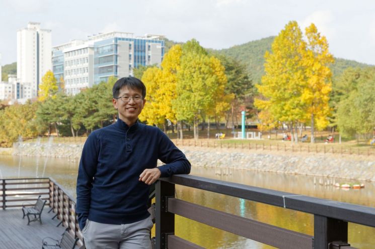 탄소 촉매 반응의 비밀, ‘구조의 유연함’에 있다! … UNIST 최근수 교수, 탄소 결함이 만드는 촉매반응 규명