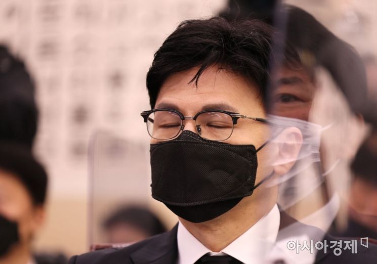 한동훈 법무부 장관이 2일 국회에서 열린 법사위 전체회의에 출석, 눈을 감고 회의 시작을 기다리고 있다./윤동주 기자 doso7@