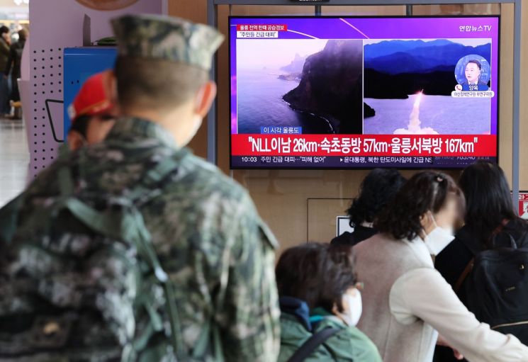 2일 오전 서울역에서 시민들이 북한 탄도미사일 발사 관련 뉴스를 보고 있다. [이미지출처=연합뉴스]