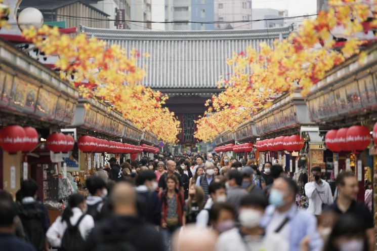 일본 도쿄의 유명 관광지인 아사쿠사의 불교 사찰 센소지로 향하는 통로가 오가는 관광객들로 북적이고 있다. [사진 AP=연합] [이미지출처=연합뉴스]