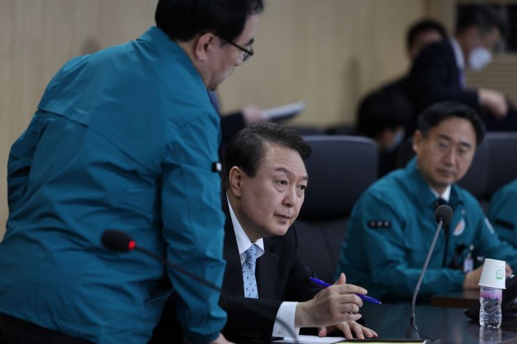 북한의 탄도미사일 발사와 관련 윤석열 대통령이 2일 서울 용산 대통령실 청사 국가위기관리센터에서 긴급 국가안전보장회의(NSC)를 주재하고 있다. [이미지출처=연합뉴스]