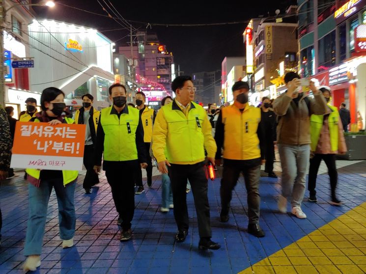 박강수 마포구청장(가운데)과 마포구청 직원들이 홍대지역 춤 허용업소 특별계도 캠페인을 펼치고 있다.