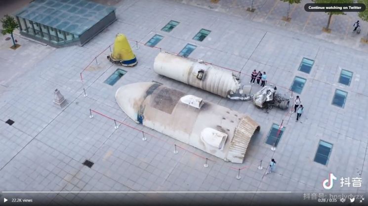 중국 우주당국이 공개한 창정2F호 로켓 잔해. 이 로켓은 지난 8월4일 재사용 가능 실험용 우주선 발사에 사용됐다. 사진 출처=트위터 캡처