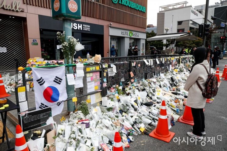 이태원 참사로 인한 국가애도기간이 이어지고 있는 3일 서울 용산구 이태원역 일대에 마련된 추모공간에 시민들의 발길이 이어지고 있다./강진형 기자aymsdream@