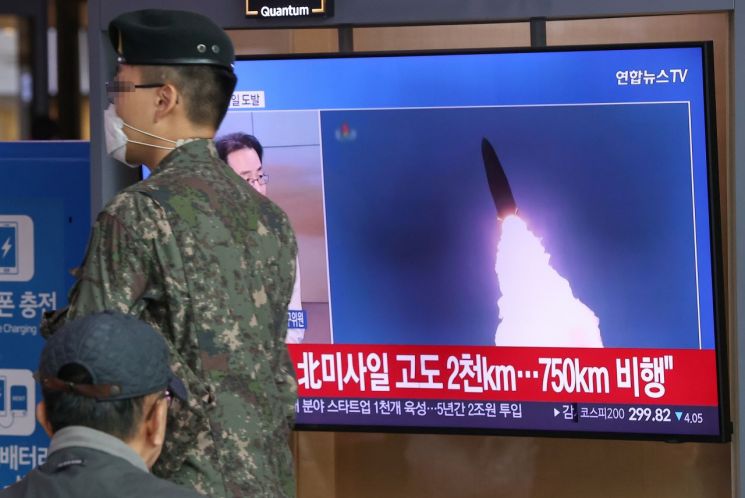 서울역 대합실에서 시민들이 북한의 탄도미사일을 발사했다는 뉴스를 보고 있다. (사진=연합뉴스)