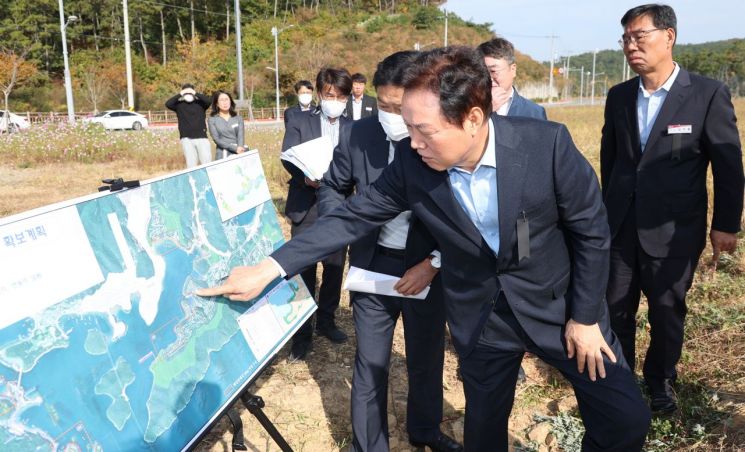 박완수 경남도지사가 창원시 구산해양관광단지 조성사업 현장에서 진행 현황을 확인하고 있다.