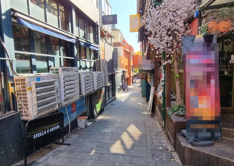 이태원 참사가 일어난 서울 용산구 이태원 일대 골목 전경. 곳곳에 에어컨 실외기가 도로변을 차지해 보행자의 안전을 위협하고 있다. (사진=류태민 기자)