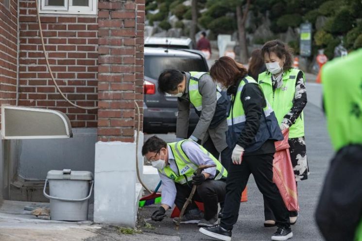 김경호 광진구청장이 주민들과 함께 골목 청소를 하고 있다.