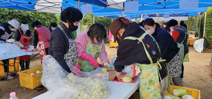 금천구, 김치담가 나눔 실천... 행복ICT, 성동구 김장후원금 3000만원 기부  