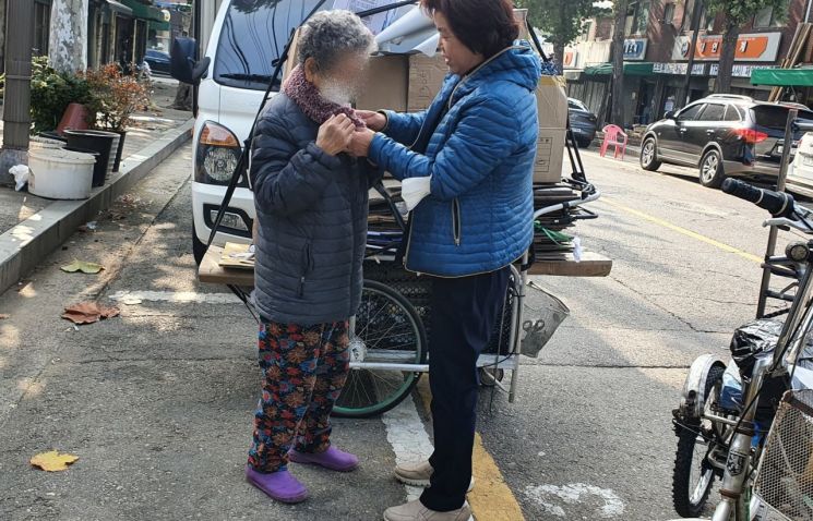 영등포구, 폐지 수집 어르신 위한 ‘사랑의 목도리' 전달 