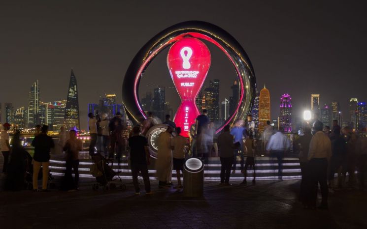 지난달 20일(현지시간) 카타르 수도 도하에서 시민들이 2022 FIFA 카타르 월드컵 개막전까지 남은 30일이 표시된 카운트다운 시계 앞을 지나가고 있다. 사진=연합뉴스