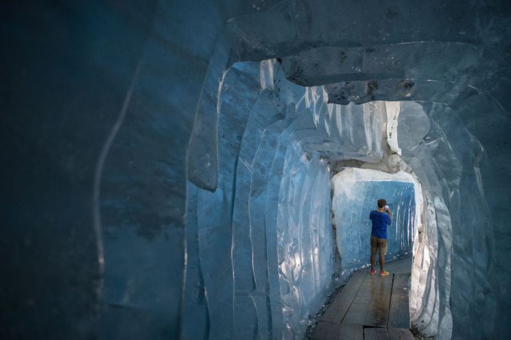 Filming in No-Entry Glacier Cave Leads to Ice Chunk Collapse... Tourist Dies