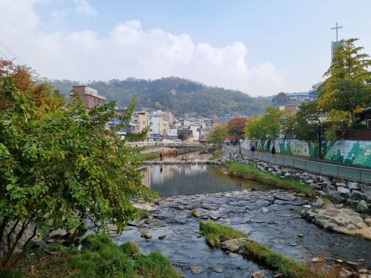 단지 앞으로는 홍제천이 흐르고 있다.