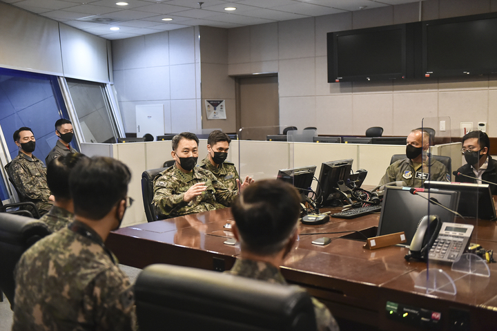 김승겸 합참의장이 지난달 31일 공군작전사령부 전투지휘소에서 대비태세를 점검하고 있다. [사진제공=합동참모본부]