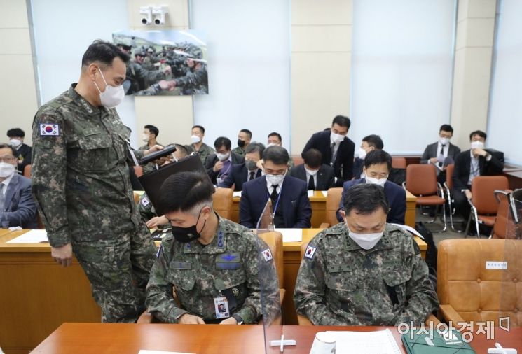 김명수 해군참모차장과 여운태 육군참모차장, 이영수 합참전력기획본부장이 4일 국회에서 열린 국회 국방위원회의 전체회의에 출석하고 있다./윤동주 기자 doso7@