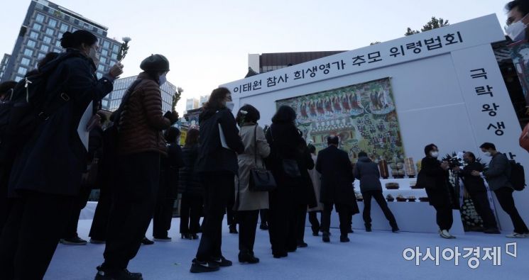 4일 서울 종로구 조계사에서 열린 '이태원 참사 희생 영가 추모 위령법회'에서 불자들이 헌화하고 있다./김현민 기자 kimhyun81@