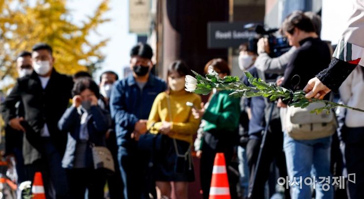 이태원 대형 압사 참사로 인한 국가애도기간이 이어지고 있는 2일 서울 용산구 이태원역 인근에 마련된 추모공간에 추모객들의 발길이 이어지고 있다./강진형 기자aymsdream@