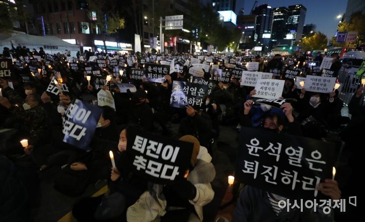 5일 서울광장 인근 도로에서 열린 '이태원 참사 희생자 추모 촛불집회'가 열리고 있다./윤동주 기자 doso7@
