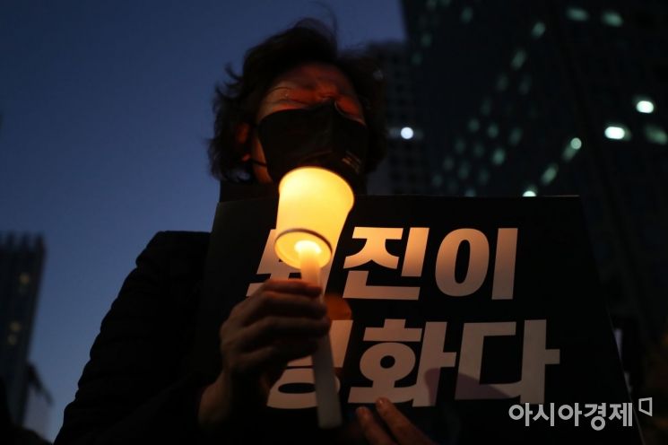 5일 서울광장 인근 도로에서 열린 '이태원 참사 희생자 추모 촛불집회'에서 한 시민이 희생자를 위해 기도를 하고 있다./윤동주 기자 doso7@