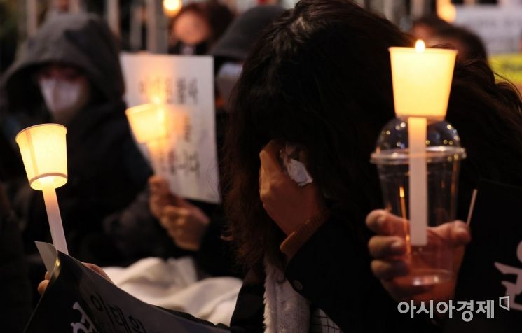 5일 서울광장 인근 도로에서 열린 '이태원 참사 희생자 추모 촛불집회'에서 한 시민이 눈물을 흘리고 있다./윤동주 기자 doso7@