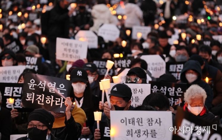5일 서울광장 인근 도로에서 열린 '이태원 참사 희생자 추모 촛불집회'가 열리고 있다./윤동주 기자 doso7@