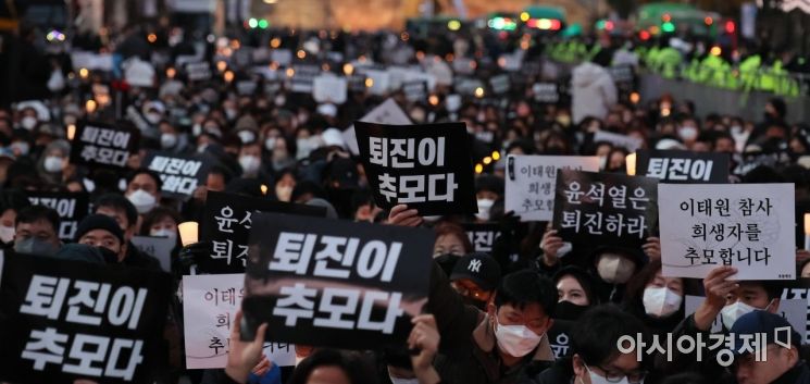 5일 서울광장 인근 도로에서 열린 '이태원 참사 희생자 추모 촛불집회'에서 시민들이 '윤석열 대통령 퇴진' 피켓을 들고 있다./윤동주 기자 doso7@