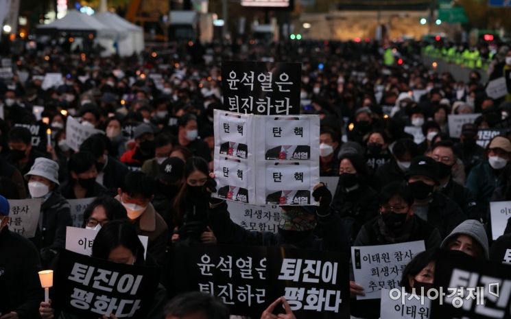 5일 서울광장 인근 도로에서 열린 '이태원 참사 희생자 추모 촛불집회'에서 시민들이 '윤석열 대통령 퇴진' 피켓을 들고 있다./윤동주 기자 doso7@