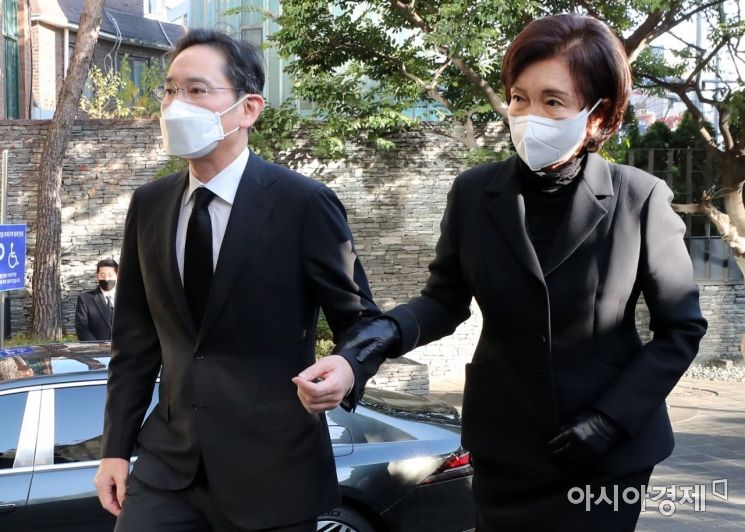이재용 삼성전자 회장과 홍라희 전 리움미술관 관장이 6일 서울 중구 CJ인재원에 마련된 CJ그룹 이재현 회장의 모친인 고 손복남 고문 빈소에 조문하기 위해 들어서고 있다./윤동주 기자 doso7@
