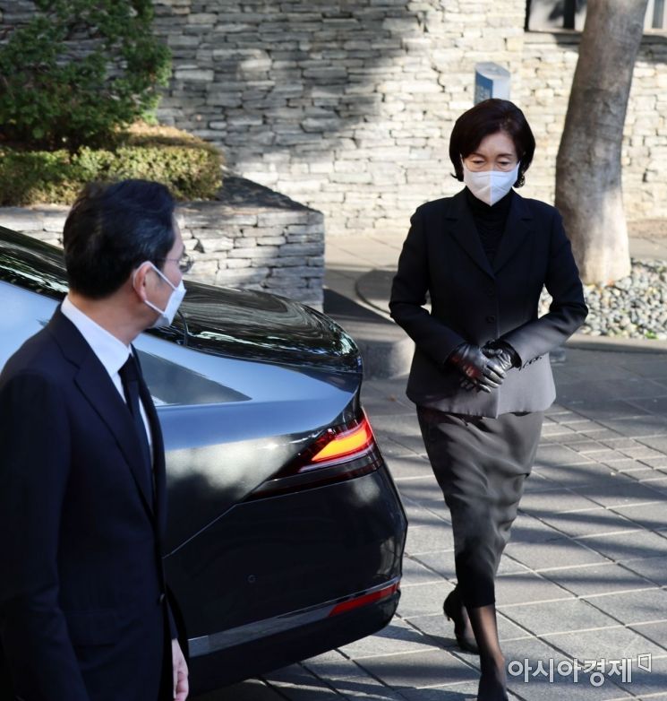 홍라희 전 리움미술관 관장이 6일 서울 중구 CJ인재원에 마련된 CJ그룹 이재현 회장의 모친인 고 손복남 고문 빈소에 조문하기 위해 들어서고 있다./윤동주 기자 doso7@