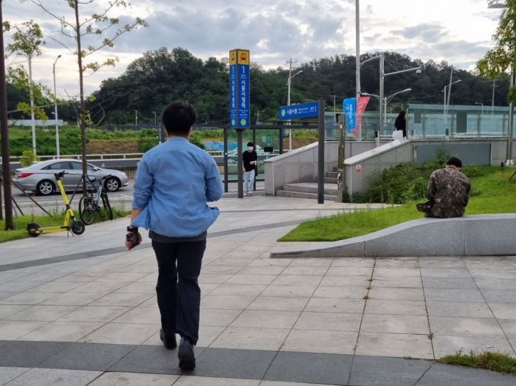 오진 7시53분. 지하철 도착 예정 시간이 가까워지자 박씨가 시흥시청역을 향해 달리고 있다/사진=황서율 기자chestnut@