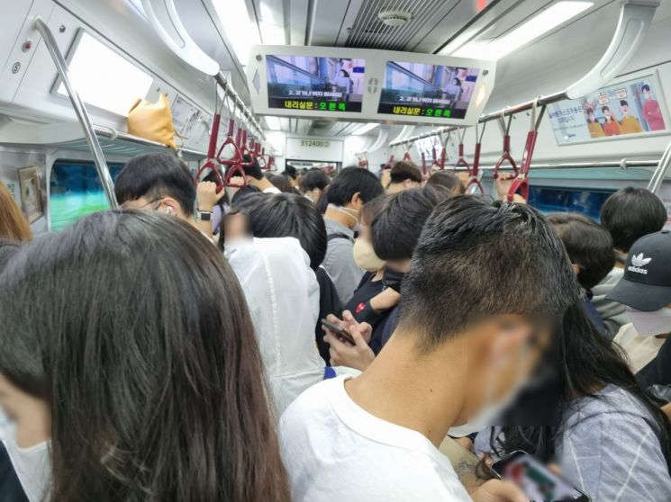 오전 8시42분. 출근길 서울 지하철 1호선은 역을 지날수록 탑승객이 많아지면서 1인 가용범위가 점점 줄어들었다/사진=황서율 기자chestnut@