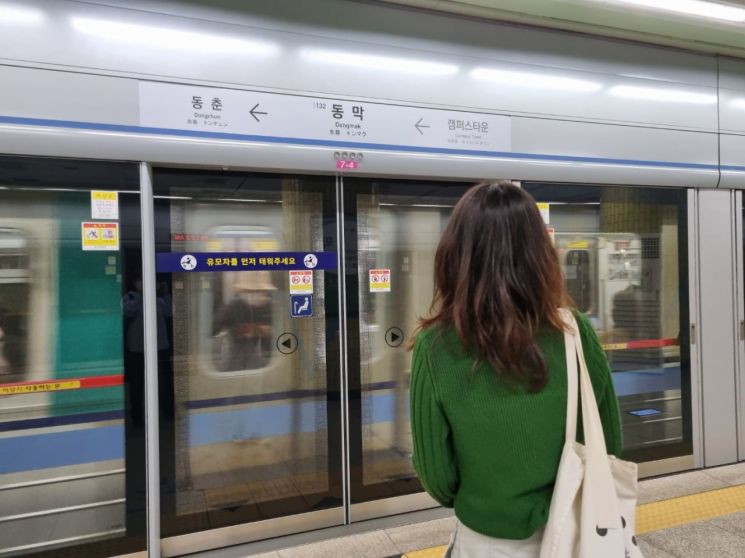 인천 지하철 1호선 동막역에 도착한 송씨는 빠른 환승이 가능한 승강장으로 걸어갔다. 통학시간을 조금이라도 아끼기 위한 나름의 노력이다/사진=황서율 기자chestnut@