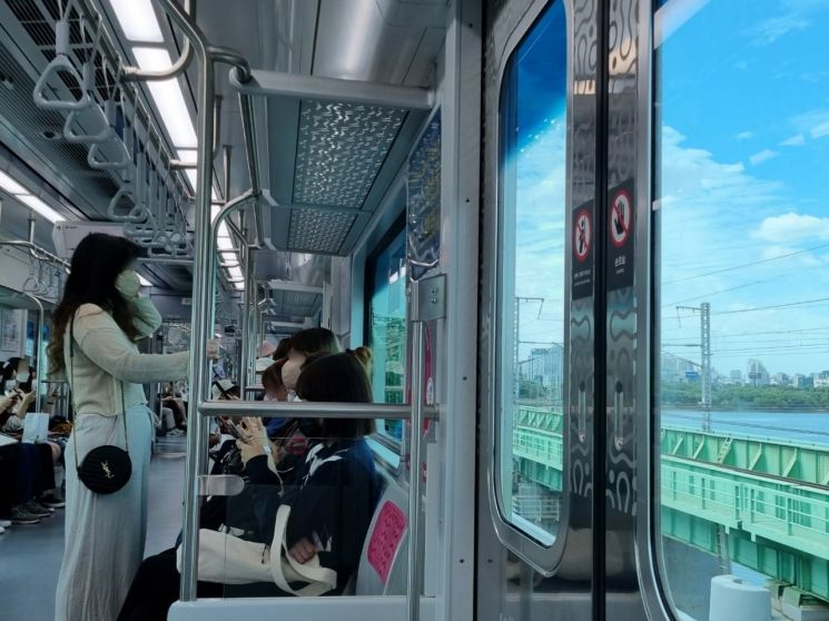 오전 11시36분께 서울 1호선 지하철은 어느새 용산역을 향하고 있었다. 지하철 창밖으로는 서울의 상징이라고 할 수 있는 한강이 보였다. 송씨는 이쯤에서야 "서울에 왔다는 것을 실감한다"고 했다/사진=황서율 기자chestnut@
