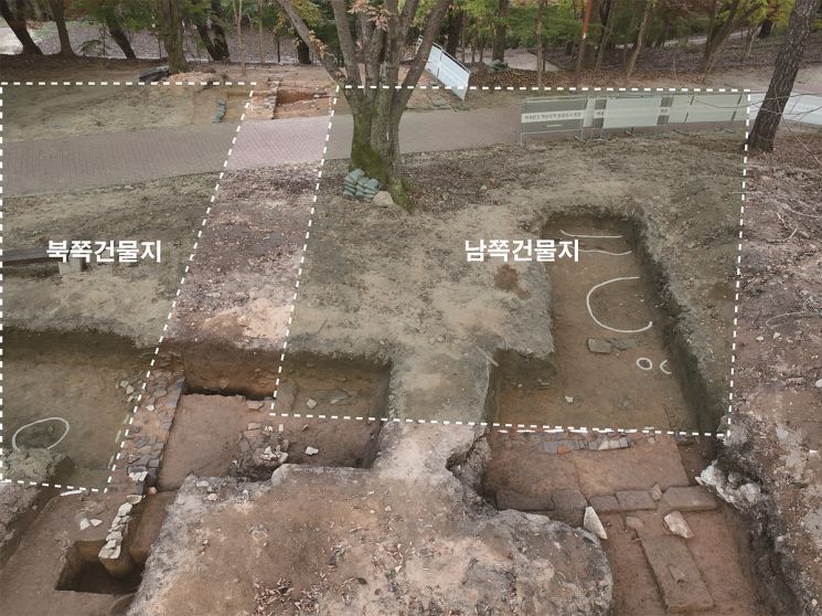 부여 부소산성 군창지서 기와 계단 발견