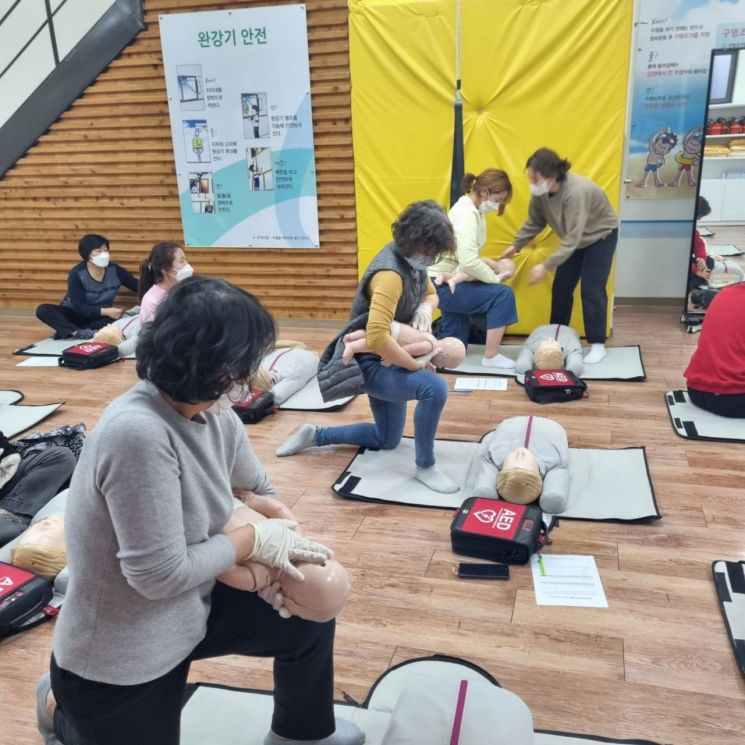 강남구, 지방세 1313억원 환급 ...강북구 신규 공무원 80명 CPR교육