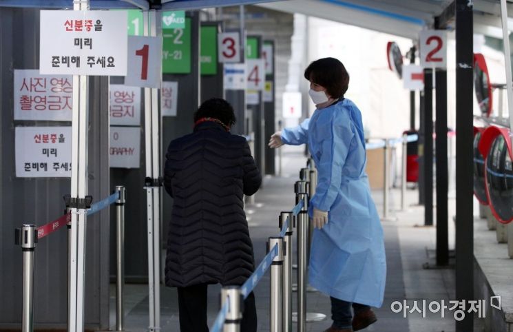 지난 7일 서울 용산구보건수 코로나19 선별진료소에서 시민들이 PCR검사를 받고 있다./김현민 기자 kimhyun81@
