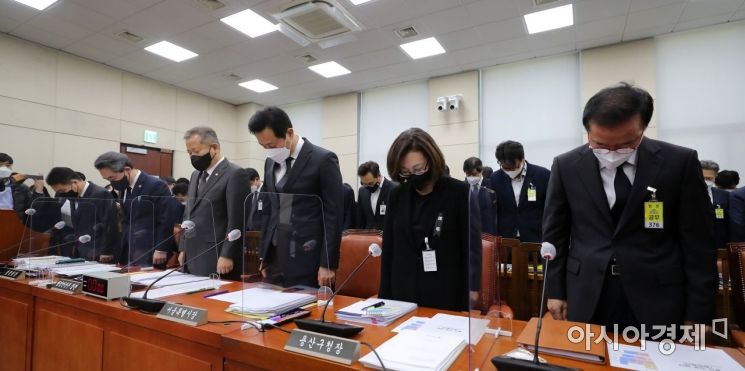 7일 국회에서 열린 이태원 참사 긴급 현안질의에 출석한 이상민 행정안전부 창관과 윤희근 경찰청장, 김광호 서울경찰청장, 오세훈 서울시장, 박희영 용산구청장, 남화영 소방청장 직무대리가 희생자를 추모하며 묵념하고 있다./윤동주 기자 doso7@