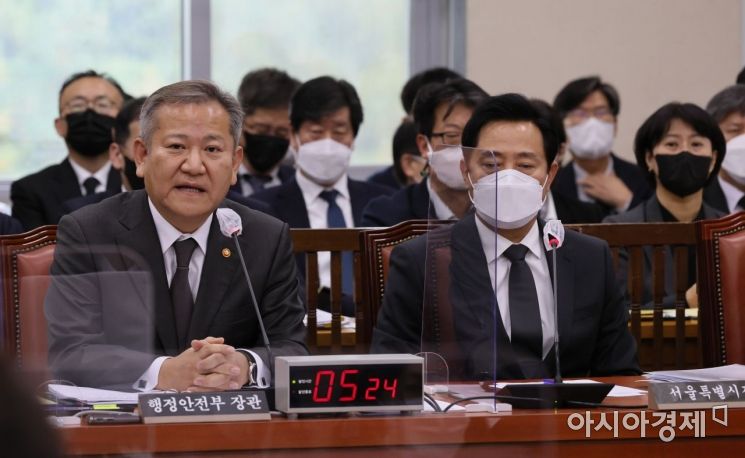 이상민 행정안전부 장관이 7일 국회에서 열린 이태원 참사 긴급 현안질의에 출석, 의원들 질의에 답변하고 있다./윤동주 기자 doso7@