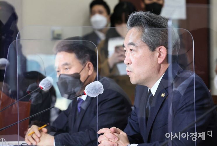 윤희근 경찰청장이 7일 국회에서 열린 이태원 참사 긴급 현안질의에 출석, 의원들 질의에 답변하고 있다./윤동주 기자 doso7@