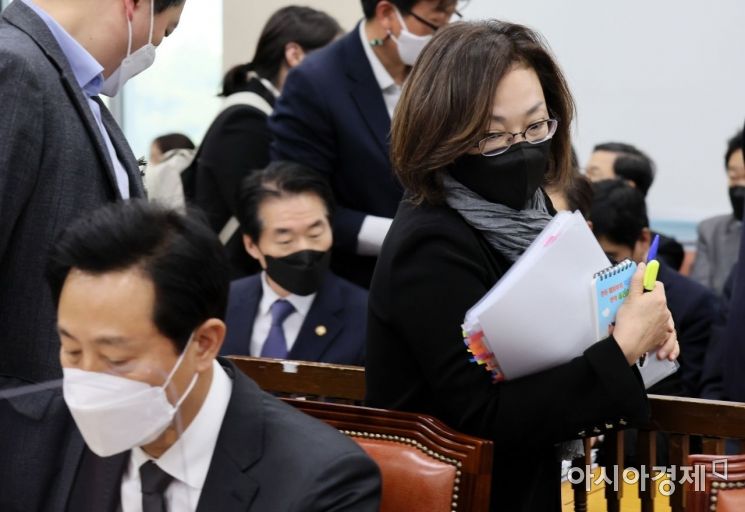 박희영 용산구청장이 7일 국회에서 열린 이태원 참사 긴급 현안질의에 출석하며 오세훈 서울시장을 지나치고 있다./윤동주 기자 doso7@