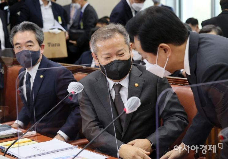이상민 행정안전부 장관과 오세훈 서울시장이 7일 국회에서 열린 이태원 참사 긴급 현안질의에 출석, 인사를 나누고 있다./윤동주 기자 doso7@