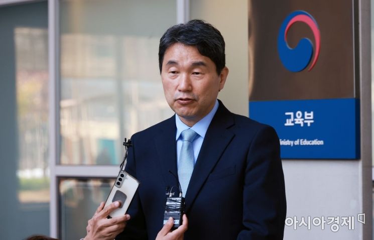 이주호 부총리 겸 교육부 장관이 취임한 7일 정부세종청사에서 기자들의 질문에 답변하고 있다.