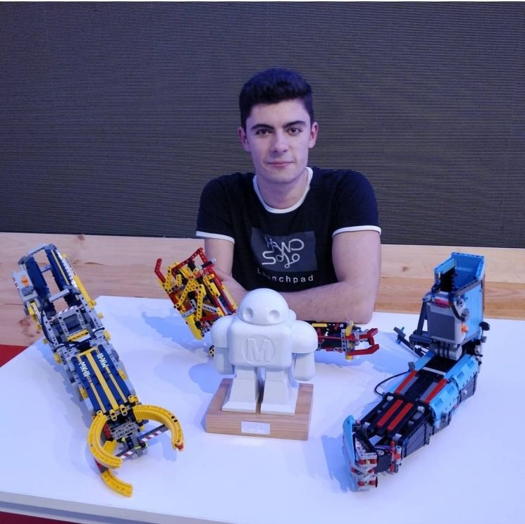 데이비드 아길라(23)와 그가 만든 '레고 의수'. 사진=인스타그램 캡처