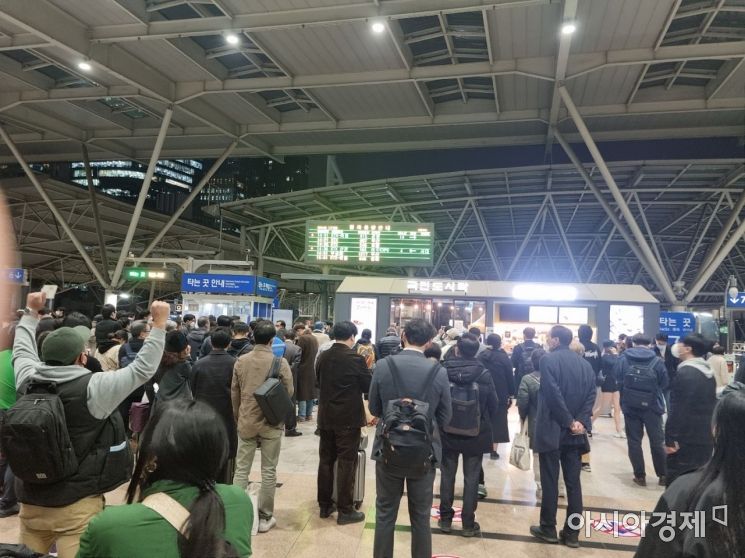 7일 오후 2시 서울역을 출발해 부산·포항·여수 등에 도착 예정인 열차가 지연되고 있다. 이날 강릉행 열차는 4시간 가까이 지연되면서, 승객들이 큰 불편을 겪었다. 사진=독자 제공